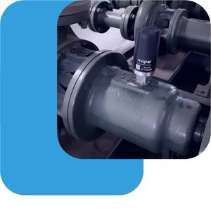 Sensor industrial de vibración instalado en motor eléctrico